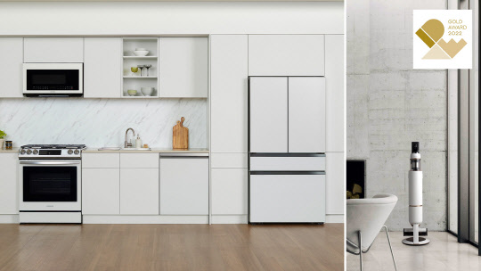 'IDEA 2022'에서 금상을 수상한 삼성전자 '비스포크 키친 패키지'(왼쪽)와 '비스포크 제트'. <삼성전자 제공>